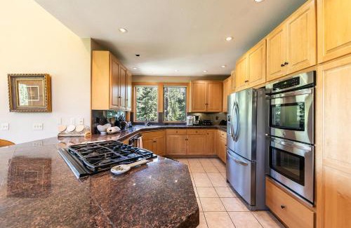 Alpine Meadows House | Eagles Nest by Tahoe Getaways - Pet Friendly with Hot Tub, Pool Table & Shuttle to Slopes