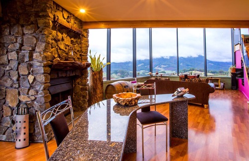West Kentish Villa | Eagles Nest Retreat - Nest 1