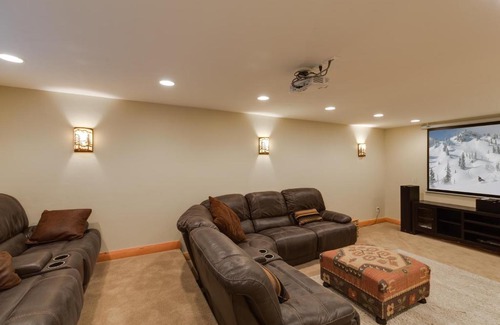 Island Park House | Eagles Perch by KABINO IP Village Garage Theatre Room Game Cube Satellite WiFi