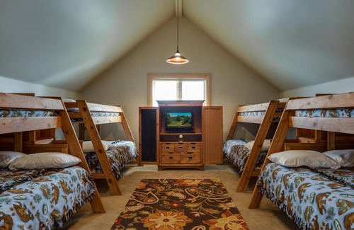 Island Park House | Eagles Perch by KABINO IP Village Garage Theatre Room Game Cube Satellite WiFi