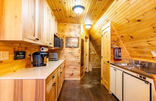 Dawson Cabin | Eagles Rest Cabin w/Hot Tub - Sleeps 6