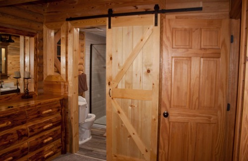 Pigeon Forge Cabin | Eagles Roost } 2 minutes off Parkway / Hot Tub / Skee Ball / Pool Table