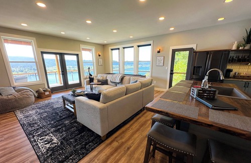 Cathlamet House | Eagles View Waterfront Luxury Retreat W/Outdoor Tub. On Columbia River Cathlamet