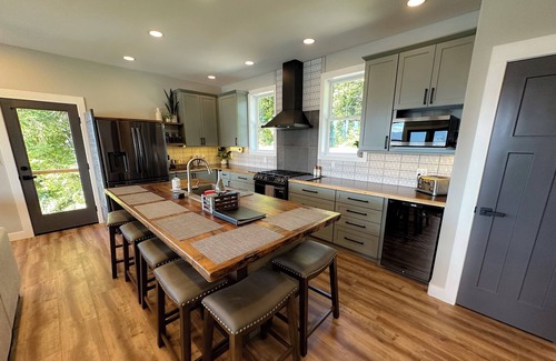 Cathlamet House | Eagles View Waterfront Retreat a 2-bedroom 2-bath stunning house in Cathlamet