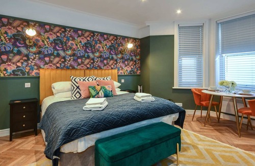 West Cliff Apartment | Eaglescliffe Apt an elegant gem next to the beach