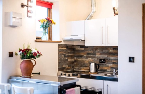 Grafton Regis Cottage | Eakley Stables 1 - Woody: Cosy Countryside Retreat close to Milton Keynes