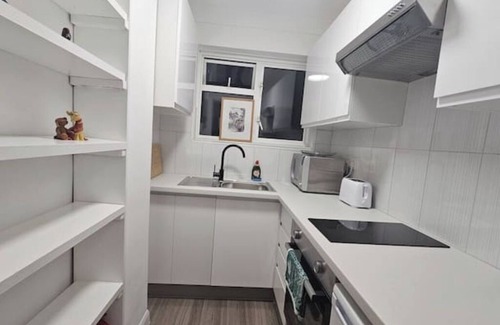 Mapesbury Apartment | Earl's Court 2 bed Terrace Flat