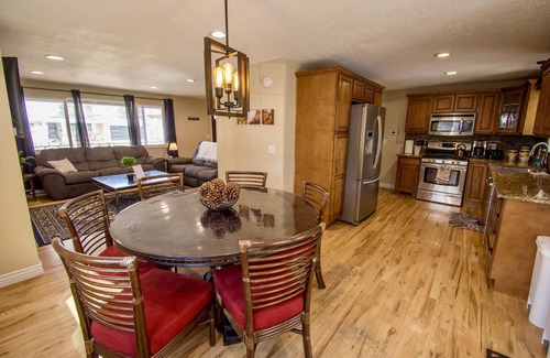 Cottonwood Heights House | Early Bird Discount - Ski House with workspace + VIEWS!