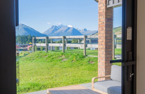 Glenorchy House | Earnslaw View, new build 3 bedroom holiday home