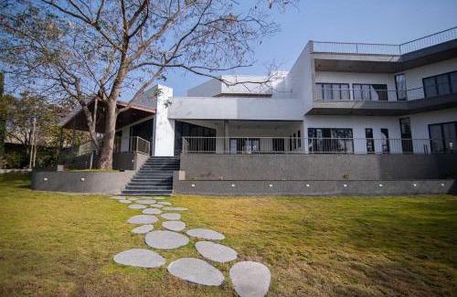 Rajgurunagar Villa | Earth Song by StayVista - Boasting an Open theatre, Games, Spacious lawn, Swimming pool & Conference room