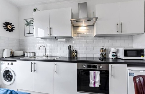 Seven Sisters Apartment | Earth Tones and Greenery: 4BR Flat Sleeps 8