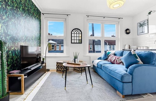 Seven Sisters Apartment | Earth Tones and Greenery: 4BR Flat Sleeps 8