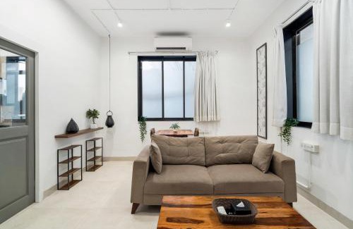 Khar Apartment | Earthy 1BHK Bandra W by The Bombay Home Company