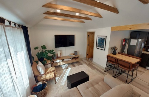 Erie House | East 38th Escape ~ 10 minute drive to the lake