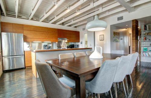 East Cesar Chavez Apartment | East 6th Historic Loft