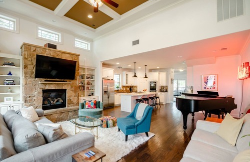 Holly House | East ATX Luxury Home + Saltwater Pool + Near Downtown + on Lady Bird Lake Trail