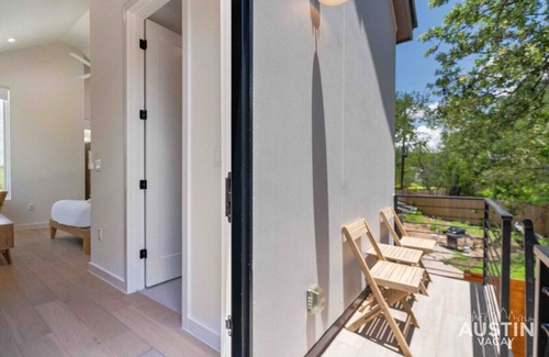 MLK Apartment | East ATX Studio w Kitchenette & Shared Deck, Walk to UT, Museums, Lady Bird Lake