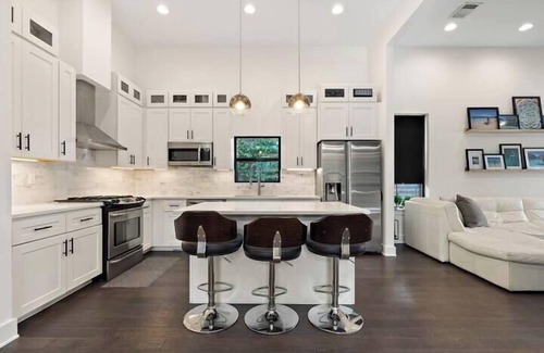Chestnut House | East Austin, 4 BR, Modern | The Allen