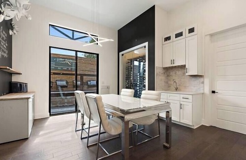 Chestnut House | East Austin, 4 BR, Modern | The Allen