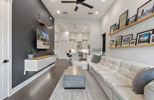 Chestnut House | East Austin, 4 BR, Modern | The Allen