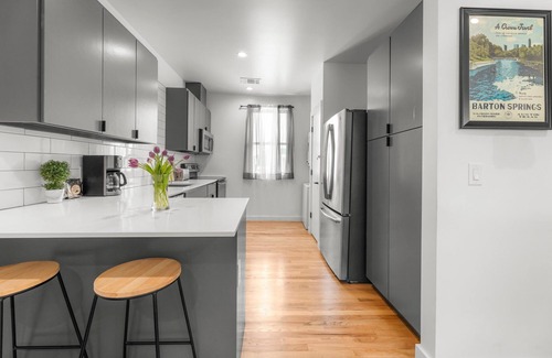 East Cesar Chavez Apartment | East Austin Condo - 2 Bedrooms & Parking