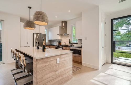 East Cesar Chavez House | East Austin Dream Home + Pool + Close to Rainey Street