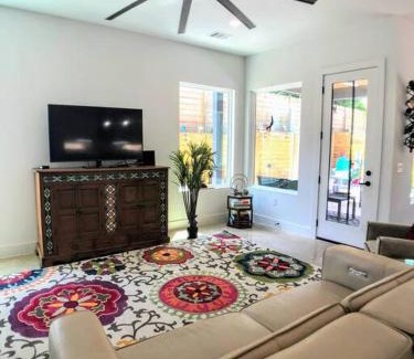Austin House | East Austintacious - artsy, walkable 4BR 4BA