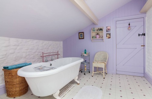 Andreas Cottage | East Ballabane Farmhouse - sleeps 5 guests in 3 bedrooms