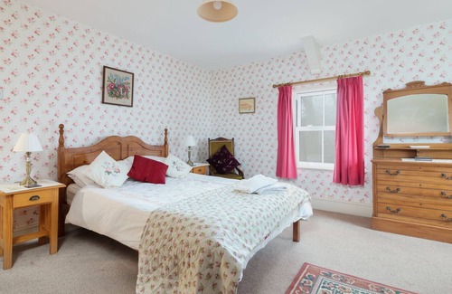 Andreas Cottage | East Ballabane Farmhouse - sleeps 5 guests in 3 bedrooms