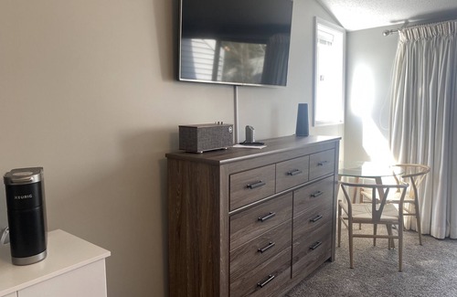 Acme Apartment | East Bay Sunset Views