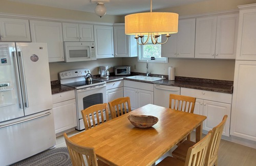 Charlestown House | East Beach House 100 yard walk to Blue Shutters Beach, Clean and Open, Sleeps 6