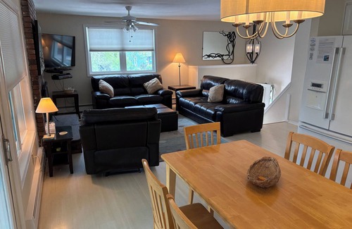 Charlestown House | East Beach House 100 yard walk to Blue Shutters Beach, Clean and Open, Sleeps 6