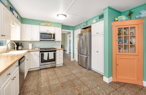East Beach House | East Beach Cottage, Pool, Steps to the Sand!