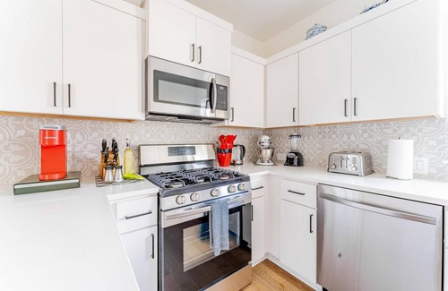 Blackshear-Prospect Hill Apartment | East Downtown 3BR Condo w Fast Wifi and Sleeps 8
