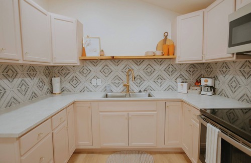 Huning Highland Historic District House | East Downtown Desert Chic Casita+Hot Tub+Pet Friendly+No Pet Fee!