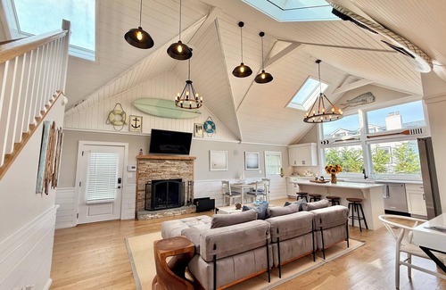 Center Moriches Cottage | East End cottage on water! Outdoor tub&shower! Minutes from Hamptons & wineries.