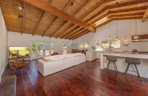 Ojai House | East End Sanctuary: 3 BR, 30+ Night Stay