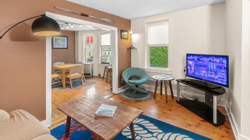 East End Apartment | East end. Walk to food, beer and downtown fun.
