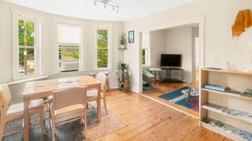 East End Apartment | East end. Walk to food, beer and downtown fun.