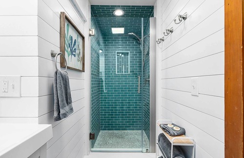 East Greenwich House | East Greenwich Waterfront Gem: Renovated w/ Kayaks