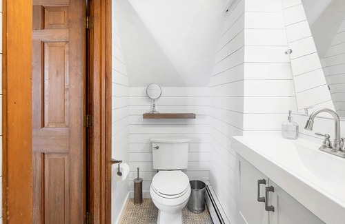 East Greenwich House | East Greenwich Waterfront Gem: Renovated w/ Kayaks