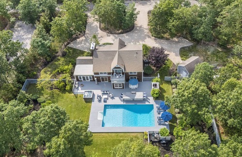 East Hampton House | East Hampton Sag Harbor Village Fringe Pool Hot Tub Gym