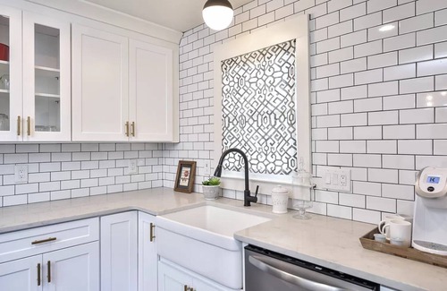 Oakhurst House | East Lake Cottage (Entire Home, pet friendly!)