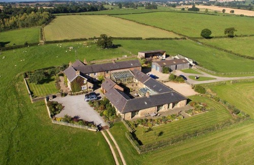 Bedale House | East Lodge is a comfortable single storey barn conversion in 30 acres of grass and woodland.