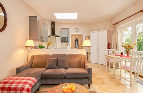 New Forest District Cottage | EAST LODGE, pet friendly, character holiday cottage in Fordingbridge