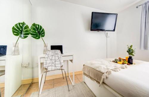 Shadwell Apartment | East London Tower Bridge apartment