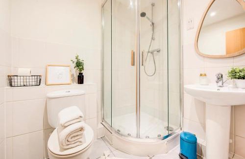 Shadwell Apartment | East London Tower Bridge apartment