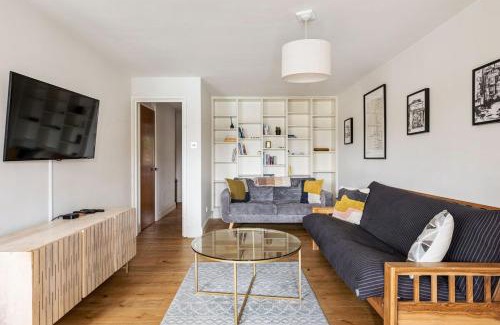Wapping Apartment | East London Waterfront 2 bed flat with Jacuzzi tub