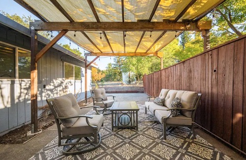 Geyserville House | East Lytton Station Vineyard House