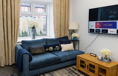 Droylsden House | East Manchester 2-beds, Sleeps 4 With Parking